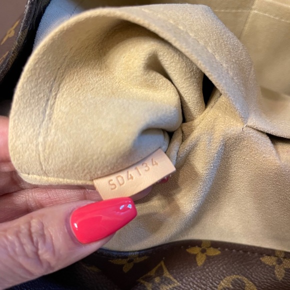 Authentic Louis Vuitton Monogram Canvas Artsy MM Shoulder Bag - Picture 3 of 17